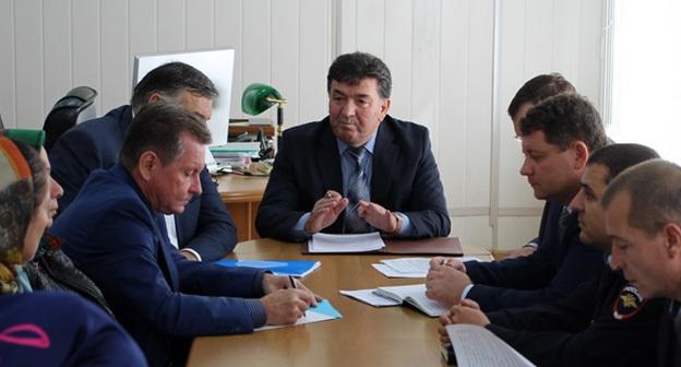 Саадула Сайпулаев (в центре). Фото: Пресс-служба администрации города Кизляр https://www.riadagestan.ru/news/g_kizlyar/mer_kizlyara_i_polpred_saadula_saypulaev_vstretilis_s_torgovtsami_gorodskogo_rynka/