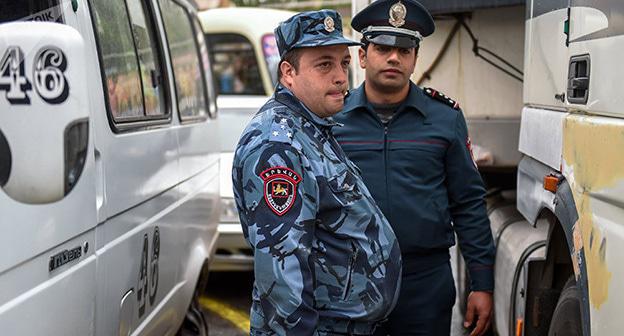 Сотрудники полиции. Фото © Sputnik / Asatur Yesayants https://ru.armeniasputnik.am/incidents/20180420/11570973/protesty-v-erevane-policiya-priznala-lyudej-v-grazhdanskom-svoimi-sotrudnikami.html