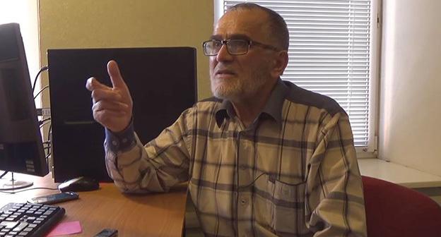 Казим Нурмагомедов - отец обвиняемого в финансировании боевиков Шамиля Нурмагомедова - во время интервью "Кавказскому узлу". Стопкадр видео http://www.kavkaz-uzel.eu/videos/4969
