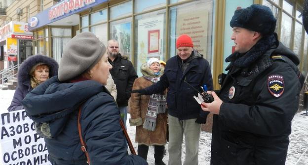 Опрос участниц конфликта сотрудником полиции. Волгоград, 2 декабря 2018 года. Фото Татьяны Филимоновой для "Кавказского узла"