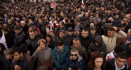 Митинг оппозиции в Тбилиси 2 декабря. Кадр видео пресс-службы ЕНД https://www.facebook.com/nacionalurimodzraoba/videos/766199990382566/