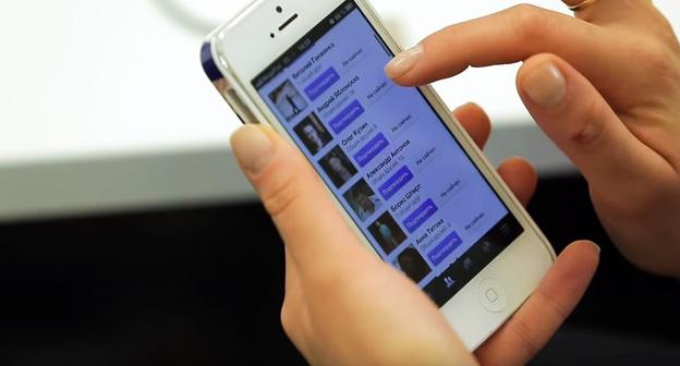 Соцсеть в телефоне. Кадр видео пользователя "Наука 2.0" на Youtube, https://www.youtube.com/watch?v=mVdg_XW2MzE