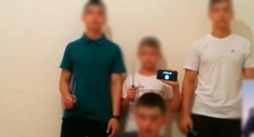 Обращение подростков. Скриншот с видео, с добавлением ретуши "Кавказского узла" в соответствии с законодательством о распространении информации о несовершеннолетних