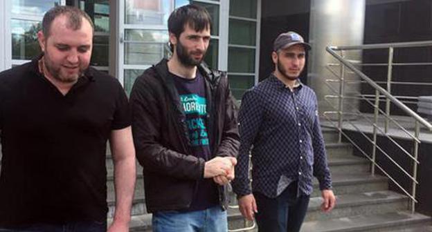 Хусейн Цетиев (слева) и двое других обвиняемых по делу о нападении на сотрудников МЧС во Внуково - Хамид Ражапов и Саид-Магомед Цетиев. Июнь 2018 года. Фото Татьяны Гантимуровой для "Кавказского узла".