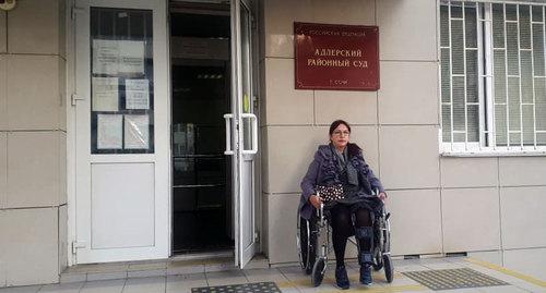 Ирина Топунова у здания суда спустя полгода после аварии. Фото предоставлено "Кавказскому узлу" дочерью потерпевшей.