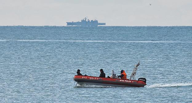 Поисковый катер на месте крушения Ту-154 в Сочи. 26 декабря 2016 г. Фото: REUTERS/Maxim Shemetov