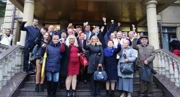 Сторонники Эдуарда Здвижкова на ступенях здания суда Центрального района Сочи. 6 декабря 2018 года. Фото Светланы Кравченко для "Кавказского узла"