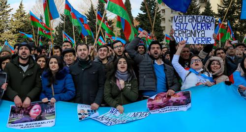 Участники акции держат портреты азербайджанских политзаключенных. Фото Азиза Каримова для "Кавказского узла"
