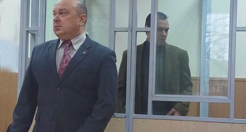 Александр Аверин (справа) со своим адвокатом в зале суда. Ноябрь 2018 г. Фото Константина Волгина для "Кавказского узла"