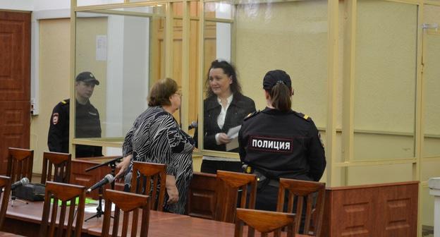 Светлана Мартынова разговаривает с адвокатом в зале суда. Фото Константина Волгина для "Кавказского узла"