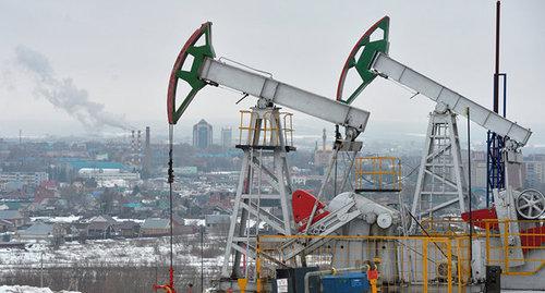 Добыча нефти. Фото © Sputnik / Maksim Bogodvid http://ru.sputnik.az/economy/20161210/408041502/azerbaydjan-qotov-sokratit-dobicu-na-35-tis-barreley-v-den.html