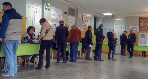 Очередь избирателей на избирательном участке 4/28. Армения, 9 декабря 2018 года. Фото Григория Шведова для "Кавказского узла"