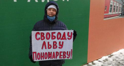 Нина Штукатурова на одиночном пикете в Волгограде. Фото Татьяны Филимоновой для "Кавказского узла"
