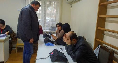 Сканирование отпечатков пальцев избирателя на участке 4/23. Ереван, 9 декабря 2019 года. Фото Григория Шведова для "Кавказского узла"