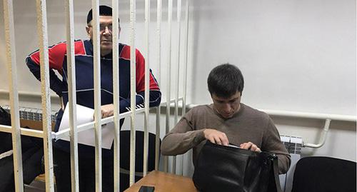 Оюб Титиев со своим адвокатом Петром Заикиным в зале суда. Фото Патимат Махмудовой для "Кавказского узла"