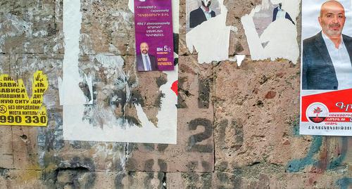 Предвыборная агитация расклеена на здании избирательного участка. Ереван, 9 декабря 2018 г. Фото Григория Шведова для "Кавказского узла"