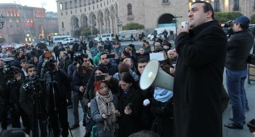 Участники акции в поддержку Роберта Кочаряна в Ереване. Фото Армине Мартиросян для "Кавказского узла".