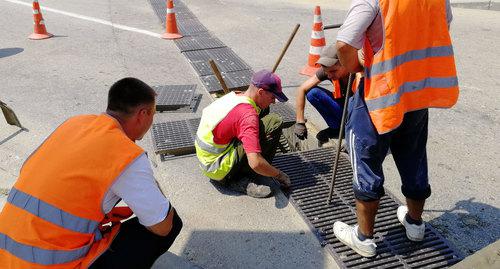 Рабочие Росавтодара в Адлере в районе Фара чистят ливневку, которую забивает от потоков воды от высоток, замуровавших все ливневые стоки, которые были раньше в совхозе на улице Ленина. Фото Светланы Кравченко для "Кавказского узла"