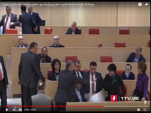 Стоп-кадр из видео на YouTube-канале «Georgian Broadcaster» о конфликте 12 декабря в парламенте Грузии.