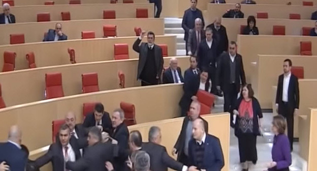 Момент потасовки между депутатами в парламенте Грузии. 12 декабря 2018 г. Скриншот с видео пользователя Georgian Broadcaster
 https://www.youtube.com/watch?v=A3LEs_TPxz8