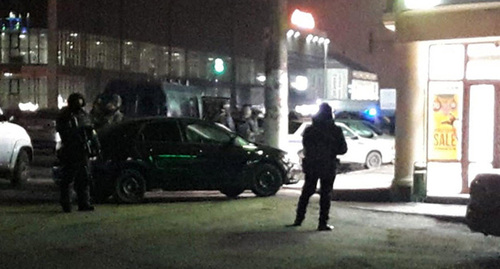 На месте взрыва возле ТЦ "Ковчег" в Назрани. 12 декабря 2018 г. Фото Умара Йовлоя для "Кавказского узла"