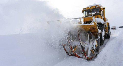 Расчистка дороги от снега. Фото: пресс-служба Департамента автомобильных дорог Грузии