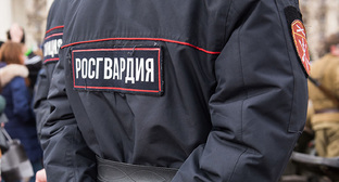 Сотрудник Росгвардии. Фото Елены Синеок, Юга.ру