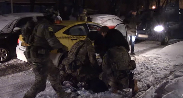 Задержание подозреваемого сотрудниками силовых структур. Скриншот пользователя Следственный комитет Российской Федерации https://www.youtube.com/watch?v=-7y4dVYFRjE
