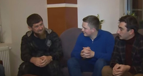 Рамзан Кадыров (слева) во время встречи с блогерами. Кадр из видео ЧГТРК "Грозный" https://www.youtube.com/watch?v=KZFYwp1xbpI
