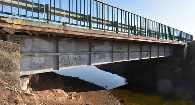 Аварийный мост через ерик Малый Кажгир. Астраханская область. Декабрь 2018 года. Фото предоставлено "Кавказскому узлу" специалистом областного управления по капитальному строительству Екатериной Соломатиной