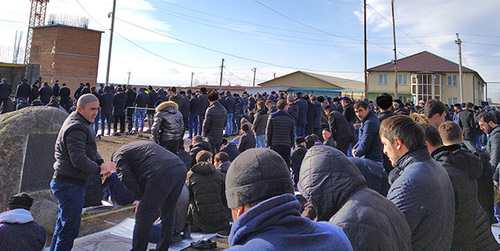 Участники массового намаза в Магасе. 14 декабря 2018 г. Фото Умара Йовлоя для "Кавказского узла"