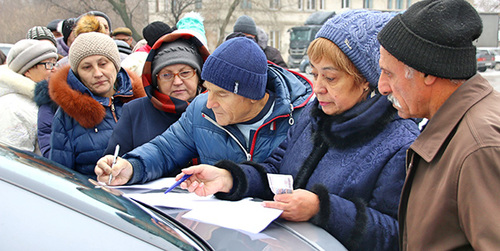 Бывшие сотрудники "Кингкоула" на пикете в Гуково собирают подписи. 14 декабря 2018 г. Фото Вячеслава Прудникова для "Кавказского узла"