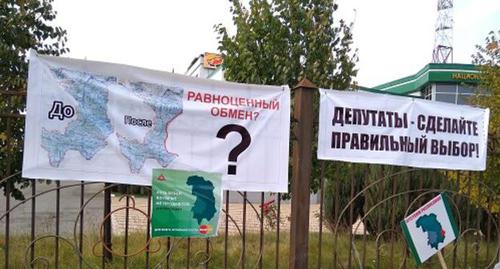 Плакаты участников митинга в Магасе. Фото Умара Йовлоя для "Кавказского узла".