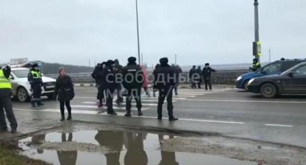 Акция прошла на пешеходном переходе, движение автомобилей и протестующих регулировали сотрудники ГИБДД. Фото: кадр видео "Свободные медиа", https://freemedia.io/2018/12/starokorsunskaya