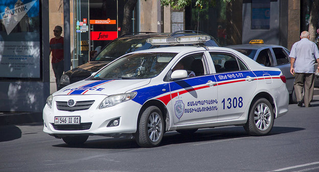 Автомобиль полиции в Ереване. © Sputnik / Andranik Ghazaryan
https://ru.armeniasputnik.am/incidents/20181217/16284582/erevan-proizoshlo-dtp-uchastiem-policejskogo-avtomobil-mikroavtobus.html