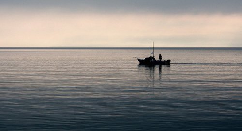 Рыбаки в открытом море. Фото https://pixabay.com/en/fishing-fisherman-boat-morning-926453/