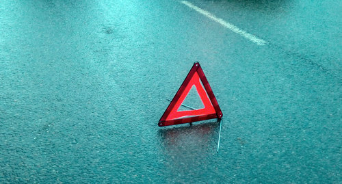 Знак аварии на дороге. Фото Нины Тумановой для "Кавказского узла"