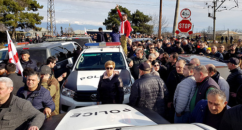 Полиция Грузии блокировала дорогу. 16 декабря 2016 г. Фото: REUTERS/David Chkhikvishvili