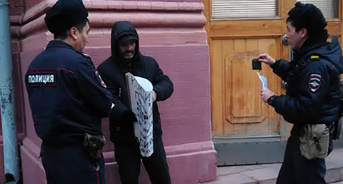 Михаил Анисенко (в центре) во время пикета общается с полицией. Фото Елены Гребенюк для "Кавказского узла"