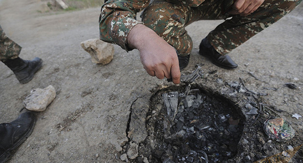 На линии соприкосновения в Нагорном Карабахе. Фото © Sputnik / Asatur Yesayants
https://ru.armeniasputnik.am/columnists/20180402/11219983/krichashchaya-tishina-aprelskoj-vojny-v-karabahe-chto-bylo-za-liniej-fronta.html