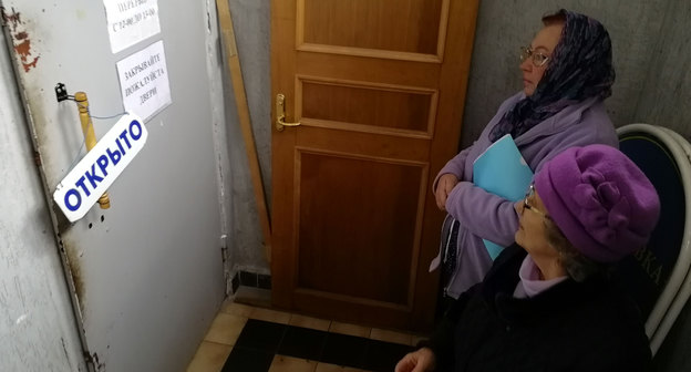 Жители читают предупреждения об отключениях . Фото Светланы Кравченко для "Кавказского узла"