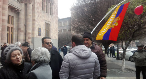 Бывшие сотрудники "Наирита" у здания правительства Армении. Фото Армине Мартиросян для "Кавказского узла"