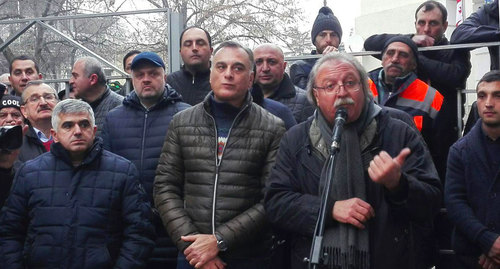 Лидеры единого национального движения проводят митинг пере зданием гурджаанского районного суда. Фото Инны Кукуджановой для "Кавказского узла"
