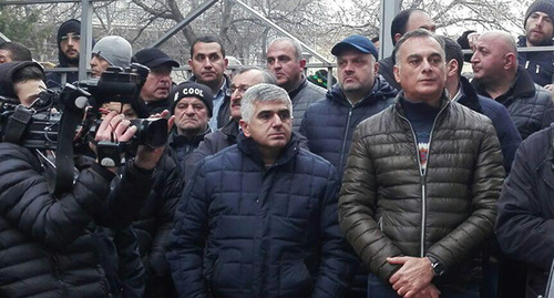 Участники акции протеста перед зданием суда в Гурджаани. 19 декабря 2018 года. Фото Инны Кукуджановой для "Кавказского узла"