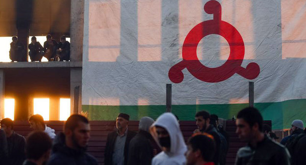 Флаг Ингушетии во время протестов в Магасе, октбярь 2018. Фото : REUTERS/Maxim Shemetov