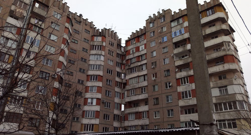 Накренившиеся корпуса десятиэтажного жилого дома в Нальчике. Фото Людмилы Маратовой для "Кавказского узла"