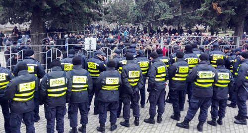 Акция протеста оппозиции перед зданием Гурджаанского районного суда. Фото Инны Кукуджановой для "Кавказского узла"
