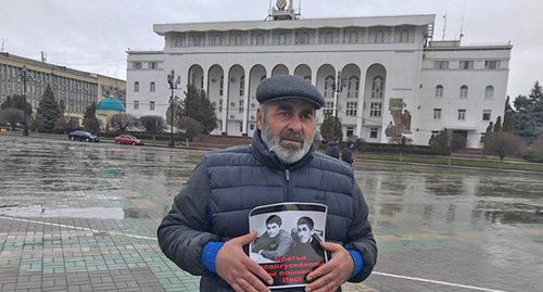 Муртазали Гасангусейнов начал акцию протеста в Махачкале. 20 декабря 2018 г. Фото Патимат Махмудовой для "Кавказского узла"