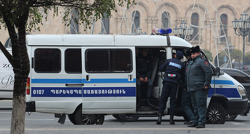 Полицейская машина рядом со зданием правительства Армении. Ереван, 19 декабря 2018 г. Фото Тиграна Петросяна для "Кавказского узла"