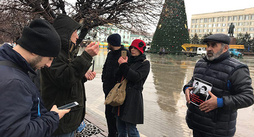 Муртазали Гасангусейнов (справа) во время пикета. Махачкала, 20 декабря 2018 г. Фото Патимат Махмудовой для "Кавказского узла"